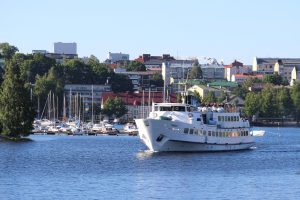 – M/S Carelia on erittäin toimiva ja hyvän kokoinen alus tähän tarkoitukseen. Ei kannata tehdä hytillistä alusta, koska matkailuinfraa ja majoituspaikkoja on vaikka kuinka paljon. Ydinkysymys onkin siinä, miten saamme kehitettyä kaikkia hyödyttävää liiketoimintaa, sanoo Lappeenrannan kaupunginjohtaja Tuomo Sallinen.